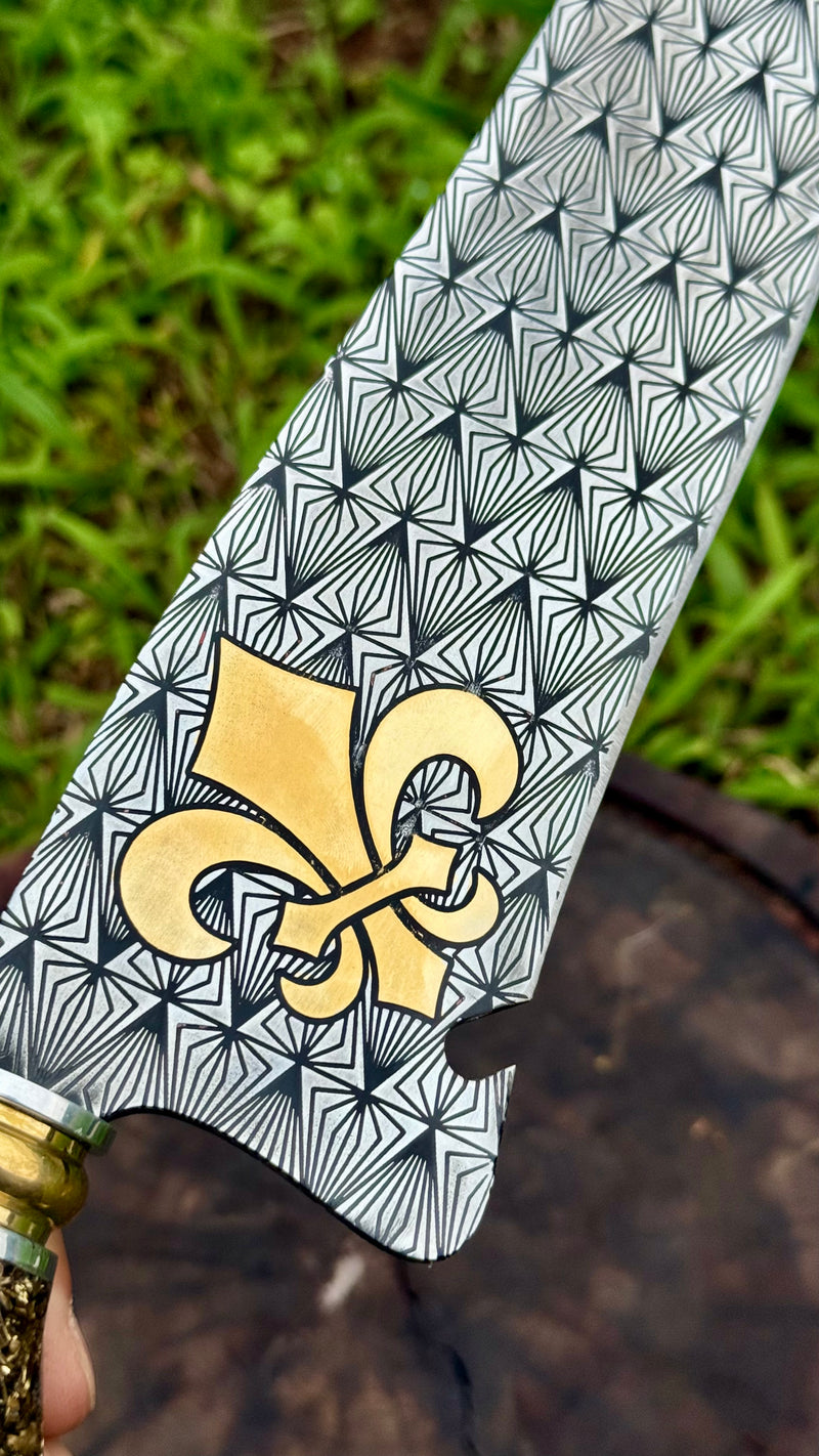 Faca Artesanal “Flor de Aço” – A Elegância do Inox com Detalhes em Ouro 24k