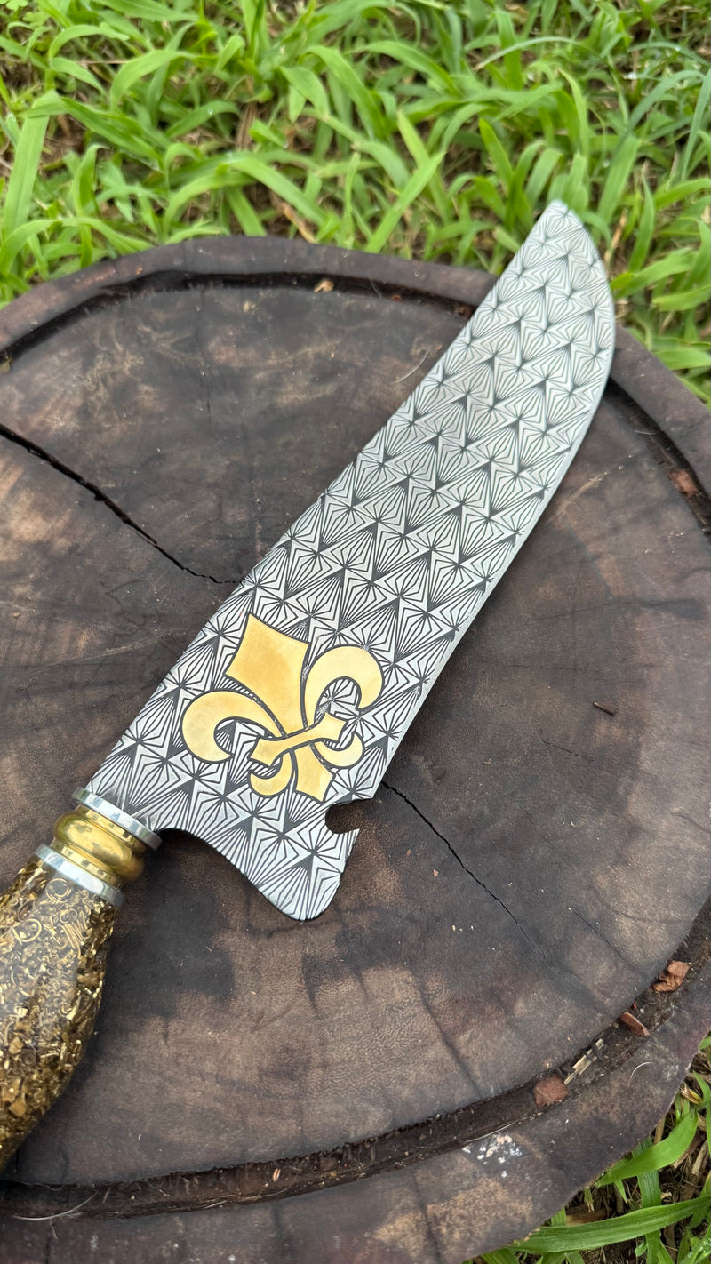 Faca Artesanal “Flor de Aço” – A Elegância do Inox com Detalhes em Ouro 24k