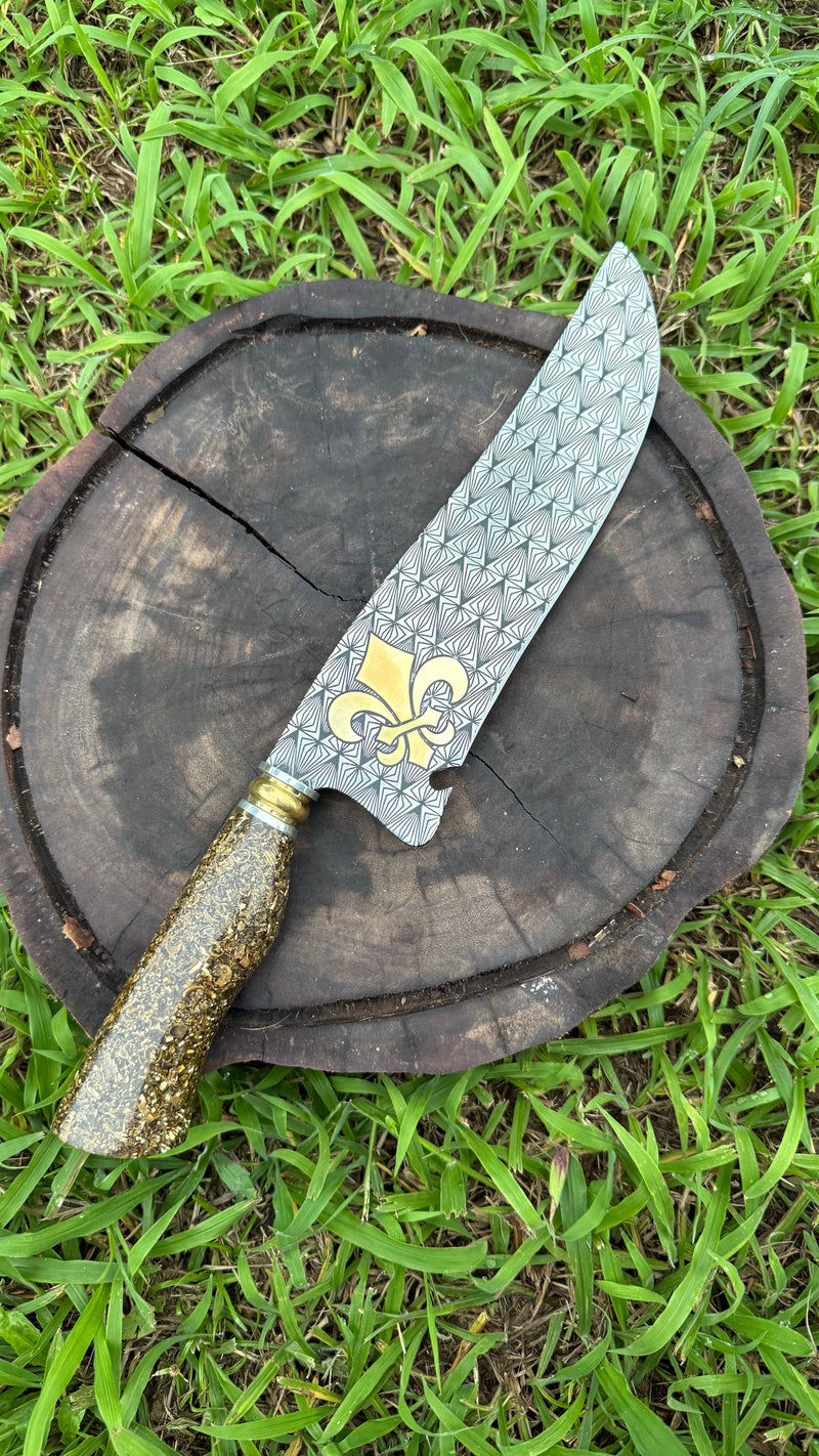 Faca Artesanal “Flor de Aço” – A Elegância do Inox com Detalhes em Ouro 24k