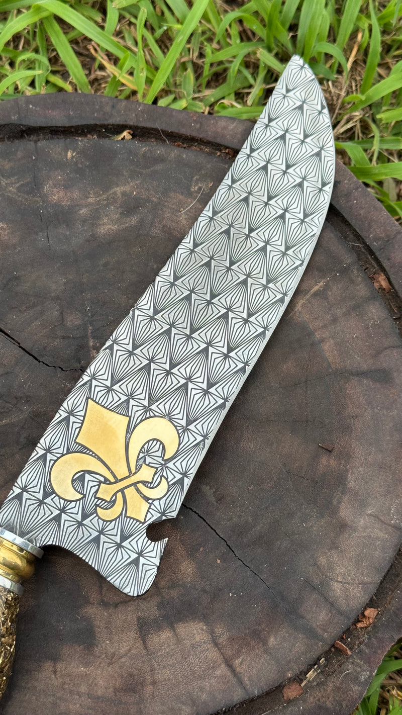 Faca Artesanal “Flor de Aço” – A Elegância do Inox com Detalhes em Ouro 24k